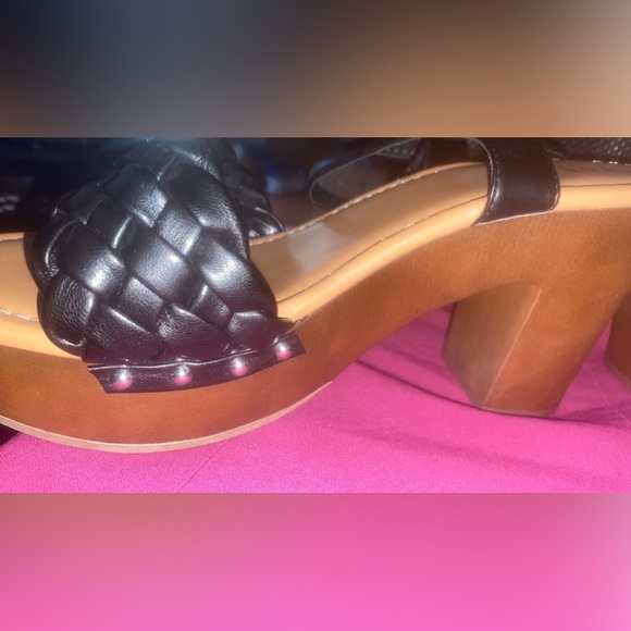 Brand new 4h black woven straps wood heel torrid - Picture 3 of 5